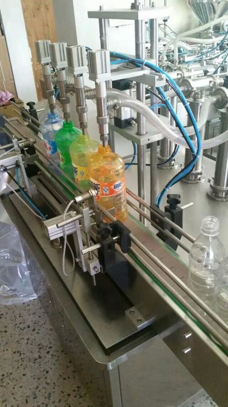 Máquina de llenado en línea 4 boquillas Máquina de llenado de líquido de desbordamiento automático Llenador de botellas de líquido para jugo de bebida