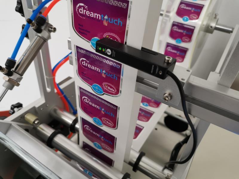 Fabricante profesional de etiquetadores compactos de mesa, de etiquetado completo o parcial para las industrias alimentarias y cosméticas