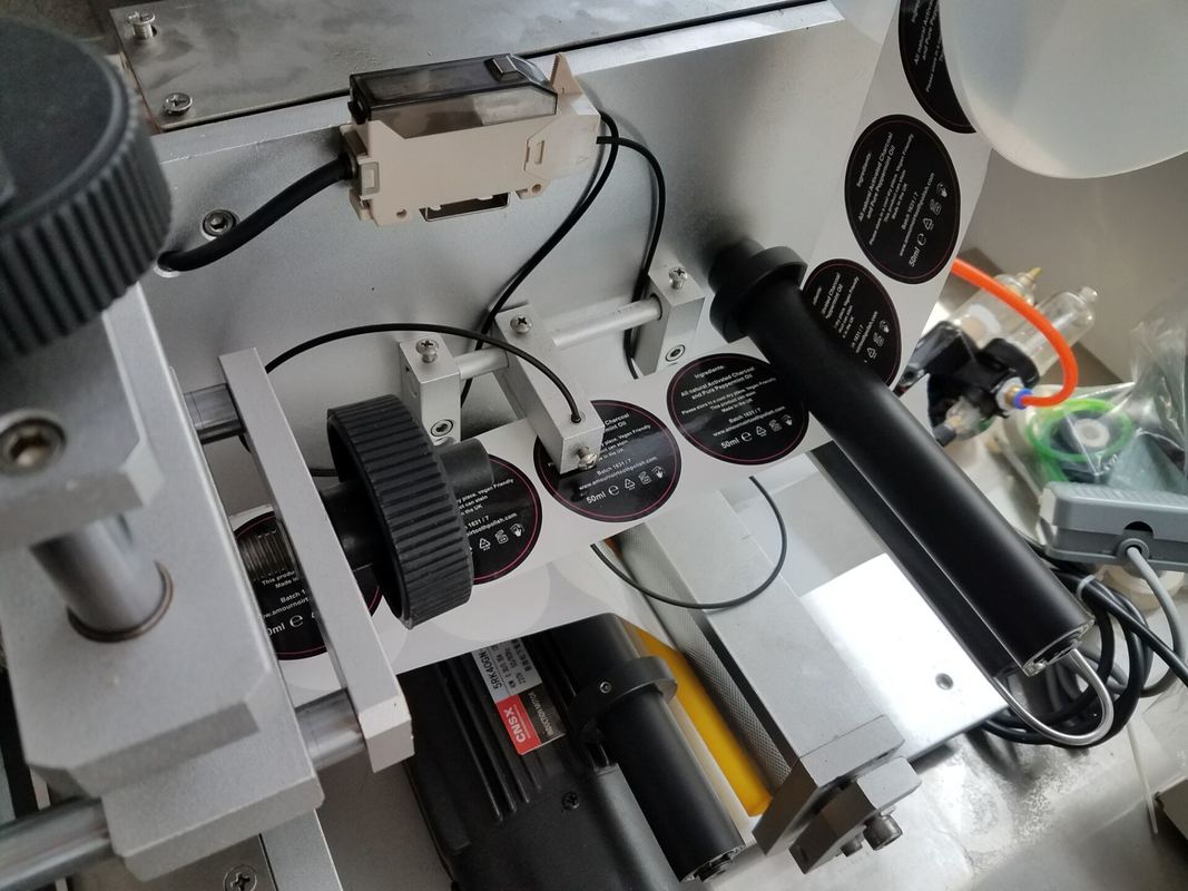 Máquina de etiquetado de superficie plana profesional personalizada Caja/bolsa/capa de etiqueta Adesivo cuadrado Dispensador de etiquetas de botellas