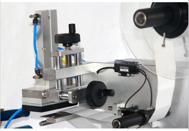 Máquina de etiquetado de superficie plana estable de alta precisión botella cuadrada, caja adhesivos de etiqueta compactos de múltiples lados para pequeñas empresas