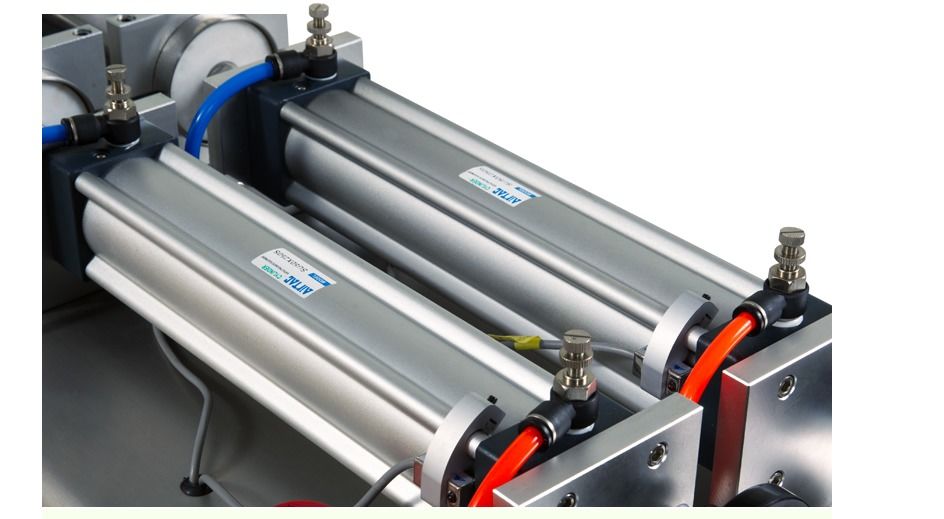 Máquina de llenado de líquido de bebidas refrescantes/máquina de llenado de agua de tipo de pistón de alta precisión con doble boquilla