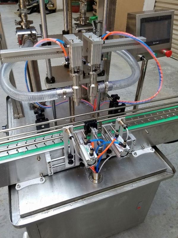 Automática 4 cabezas Crema de belleza para el rostro Cosméticos verticales Máquina de llenado de botellas de pasta con bomba de alimentación