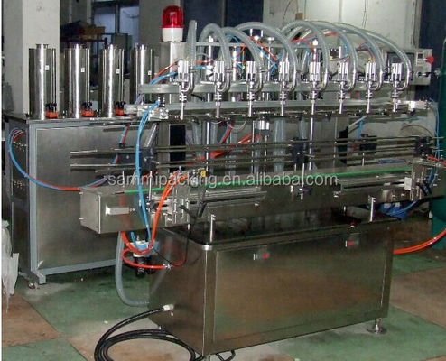 Sistema automático de llenado de botellas con máquinas de etiquetado y tapón