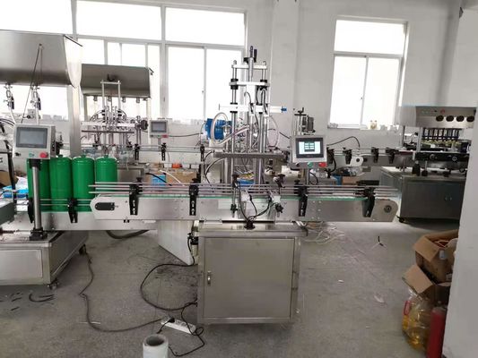 Máquina automática de llenado de botellas de líquido con pistones, tapa y etiquetado