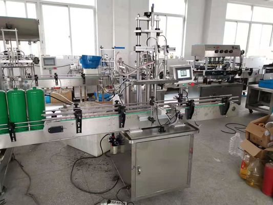 Botella de llenado de líquido con tapa y máquina automática de etiquetado